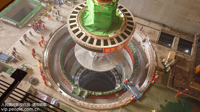 2019年12月14日，大藤峡水利枢纽工程首台水轮发电机转轮吊装现场。