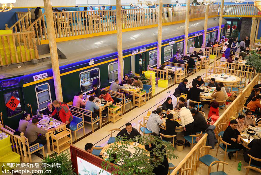 12月10日中午，顾客在郭峰的火车餐厅里就餐，餐厅的设计、装修都是按照郭峰自己的想法做出来的。